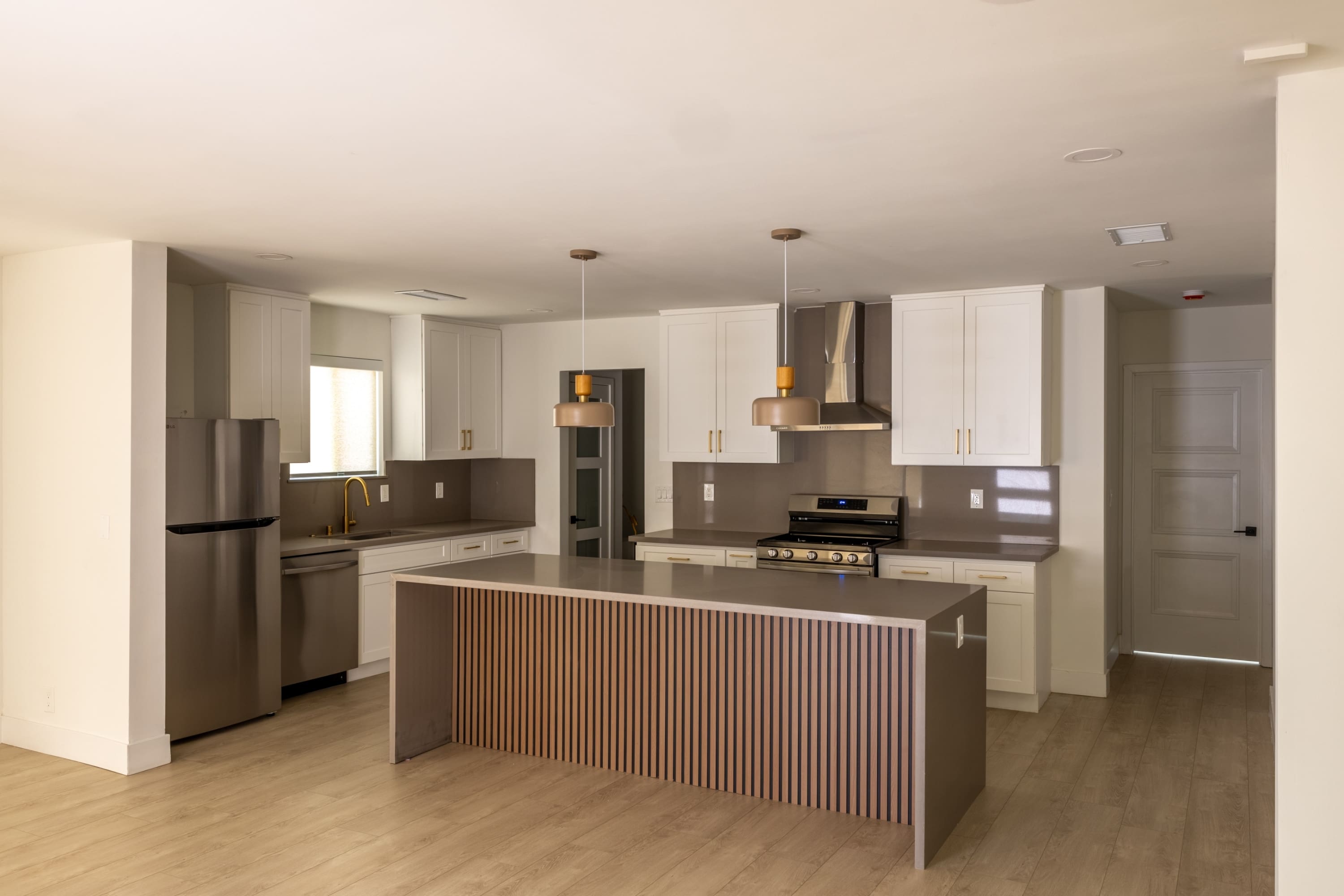 17601 Hamlin Street – photo 1