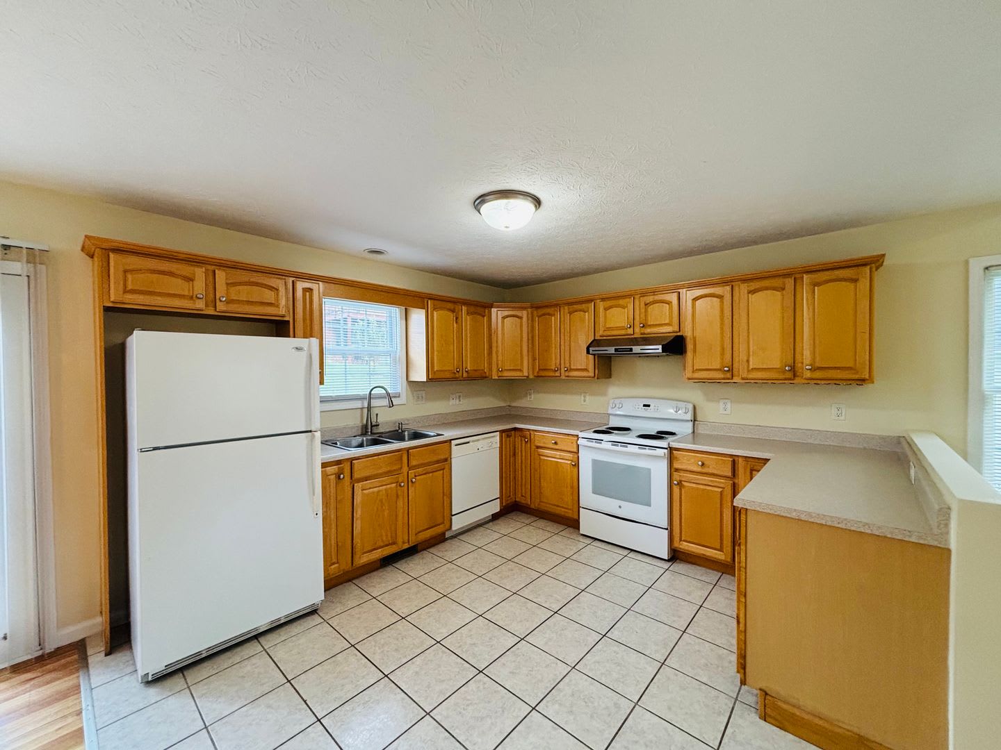 3 Bedroom 3 Bath House with 2 Car Garage – photo 5
