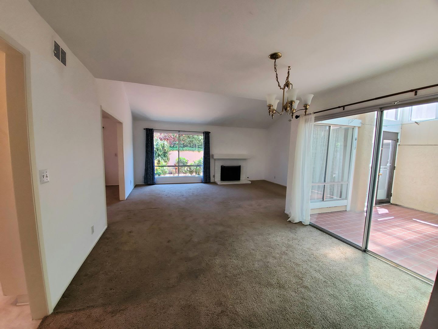 Spacious 4bd/2ba Condo with Double Car Garage – photo 5