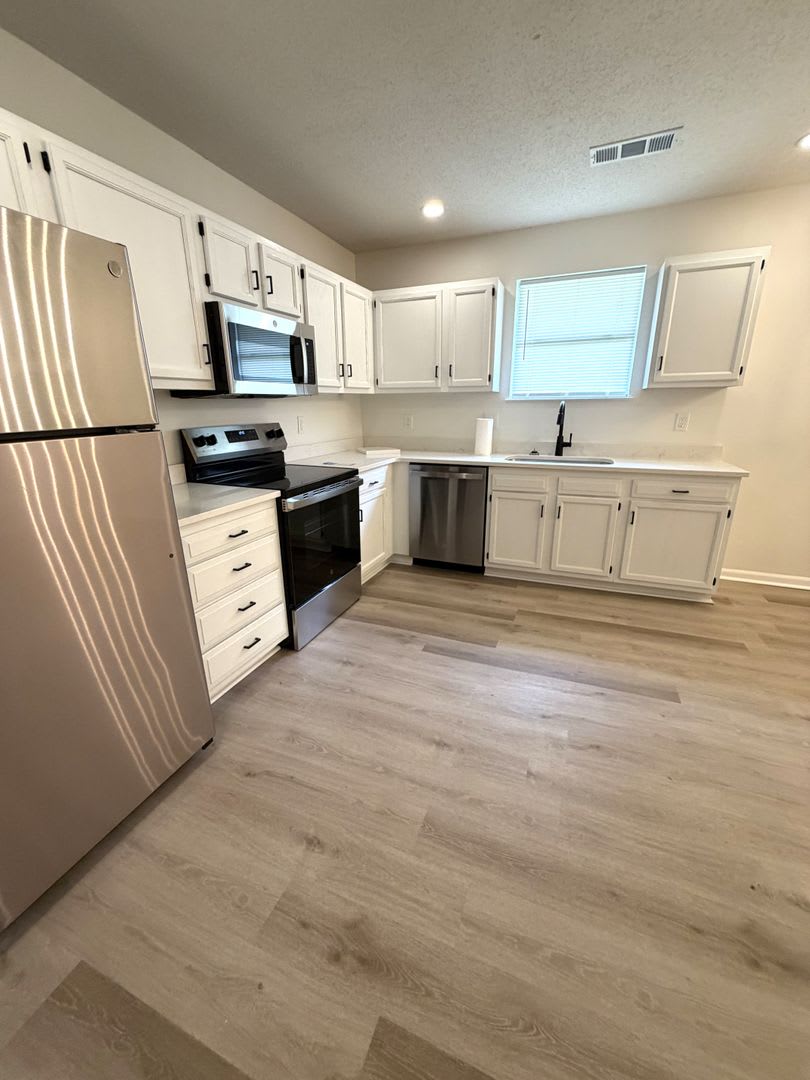 3 minutes from campus! 4 bedroom 2 bath house available now! – photo 5