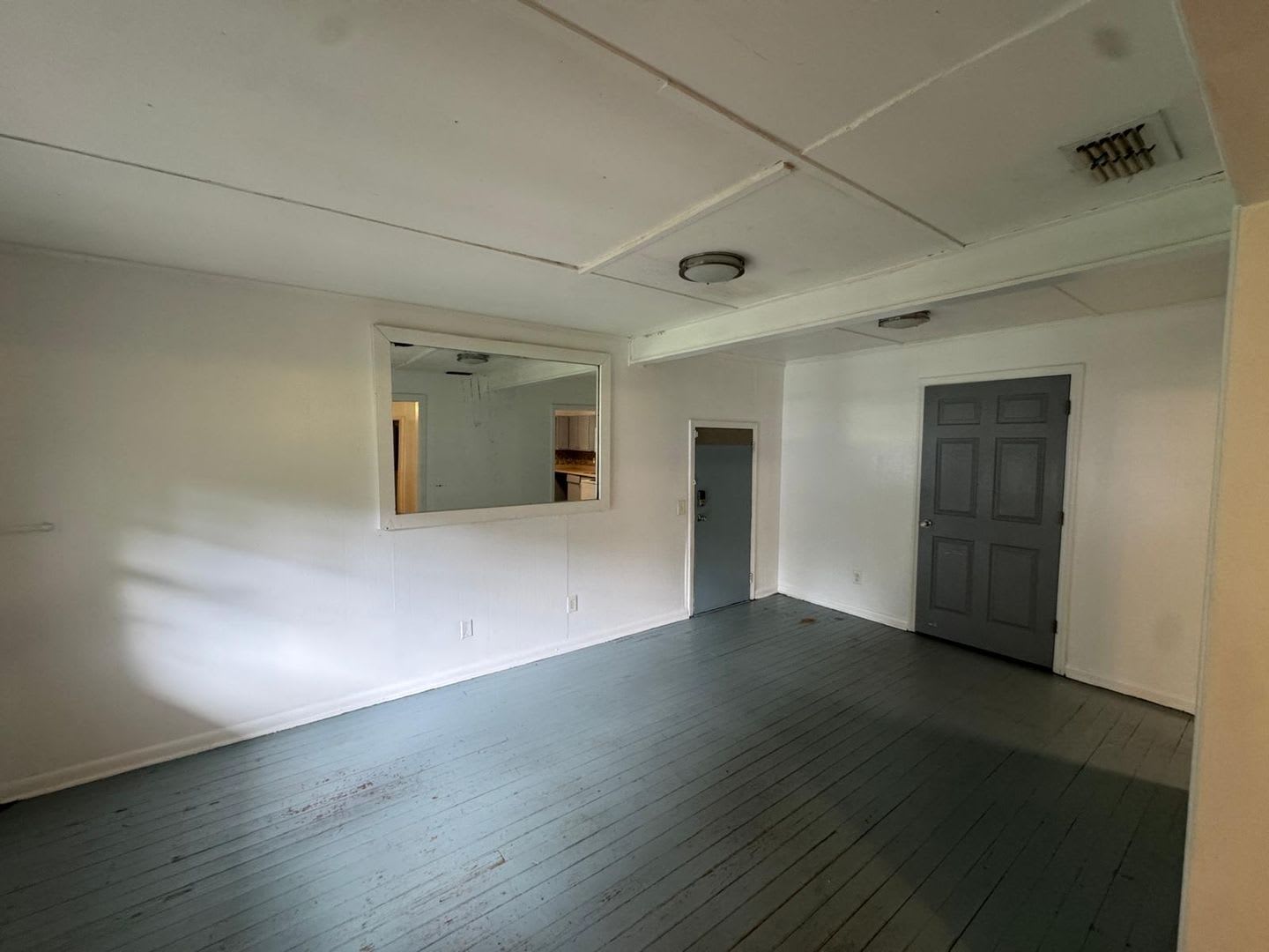 3 bedroom 1 bath house with a large back yard! Available now! – photo 4