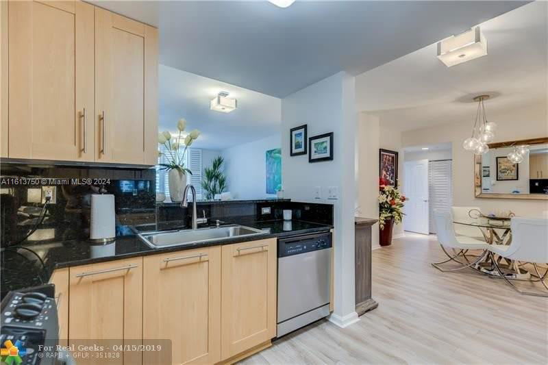 511 Southeast 5Th Avenue – photo 5