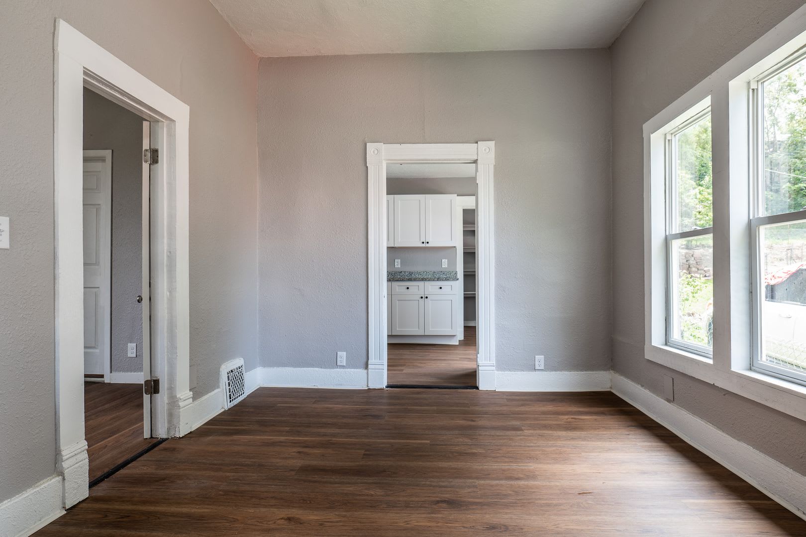 Cozy 2 Bedroom Home in South Omaha! – photo 3