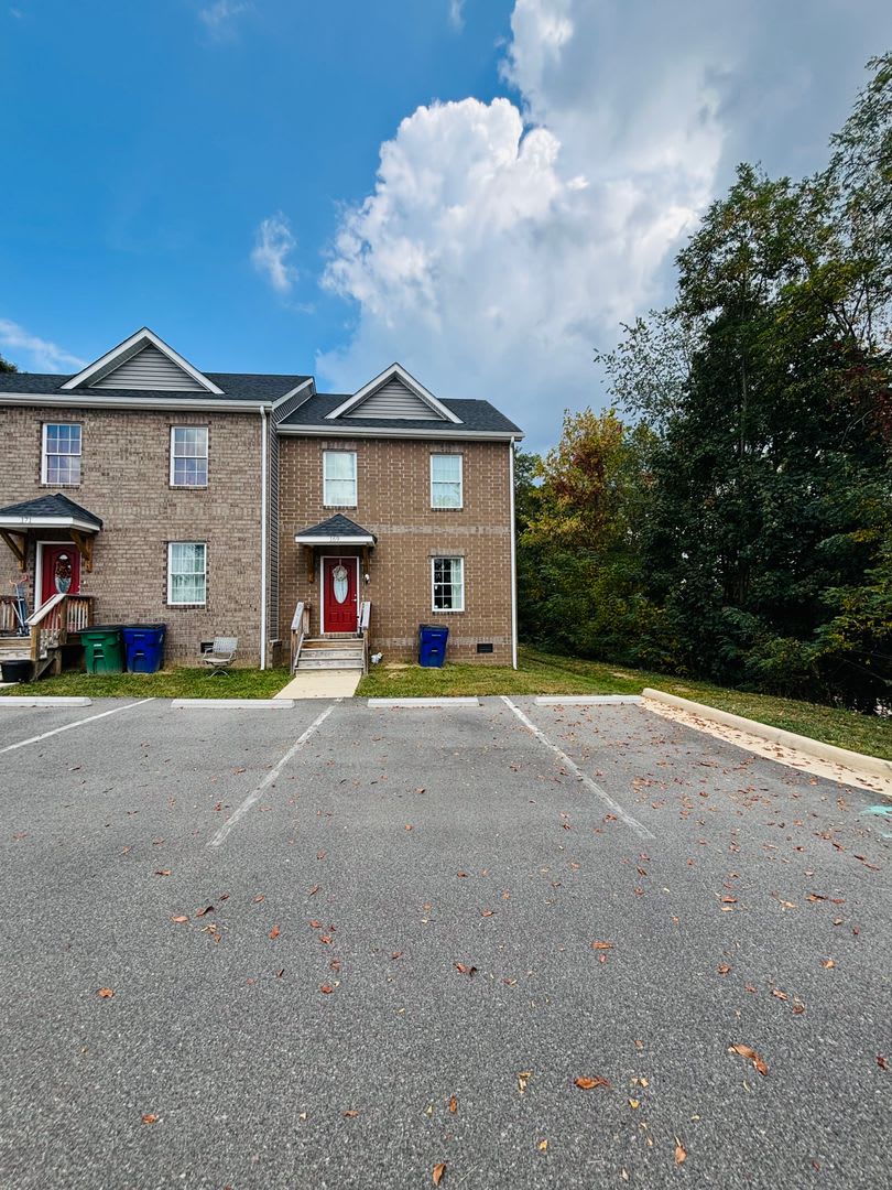 3 Bedroom, 2.5 Townhouse – photo 1