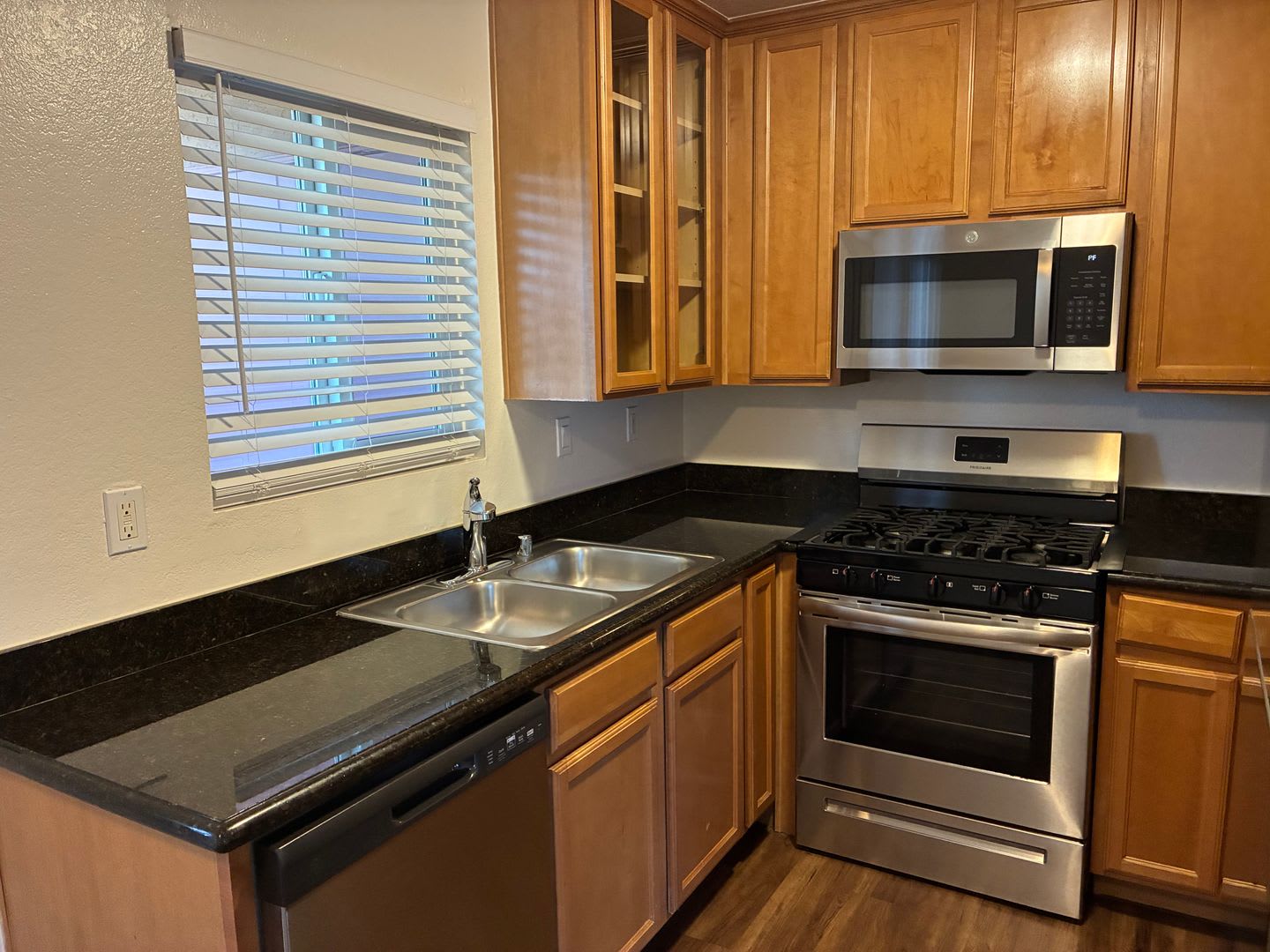 Beautiful Updated Unit, Pool/Spa, Private Laundry, Reserved Parking – photo 4