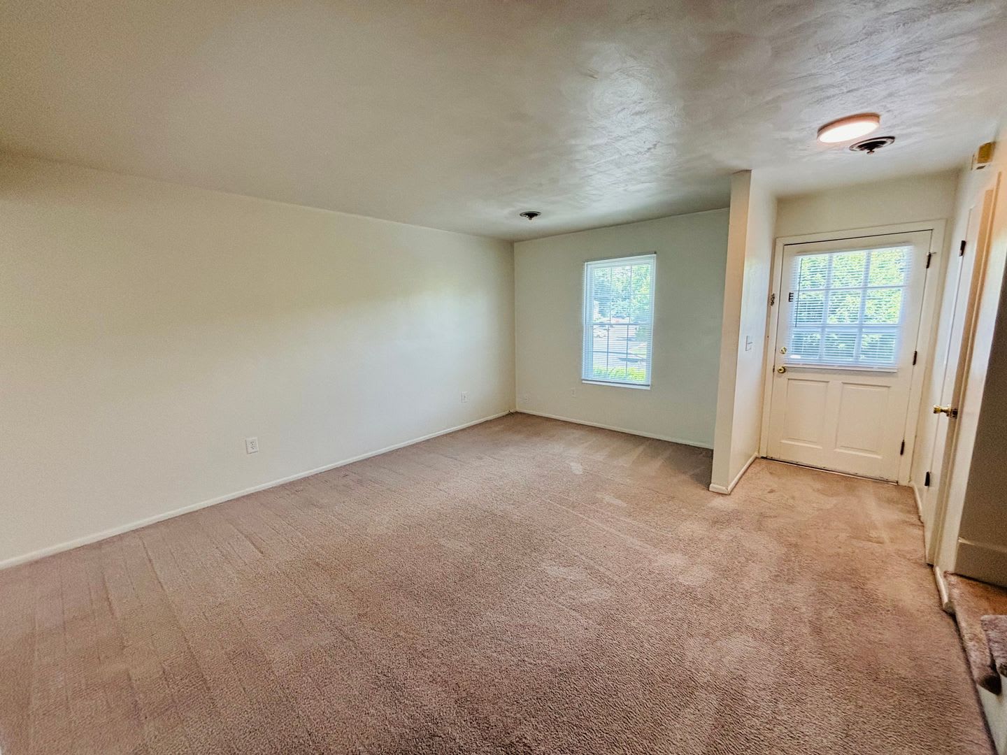 2 Bedroom, 1.5 Bath Townhouse – photo 4