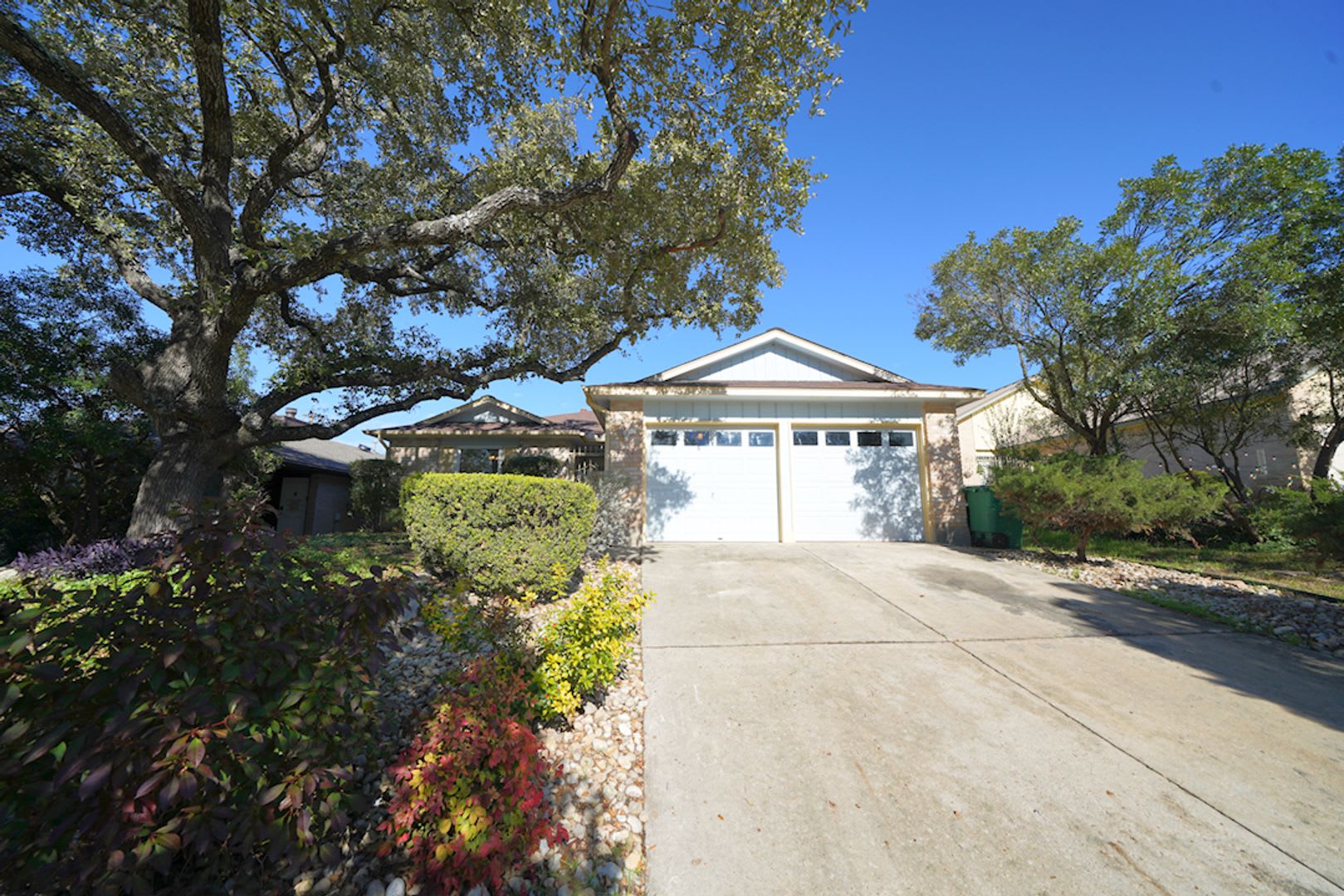 Impeccably Maintained 2/1 Now Available in San Antonio Realtor Commission: $400 – photo 2