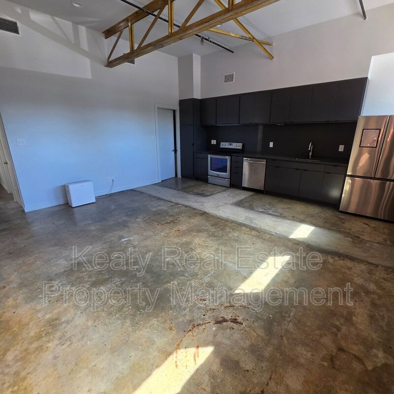 136 E Cypress St – photo 1