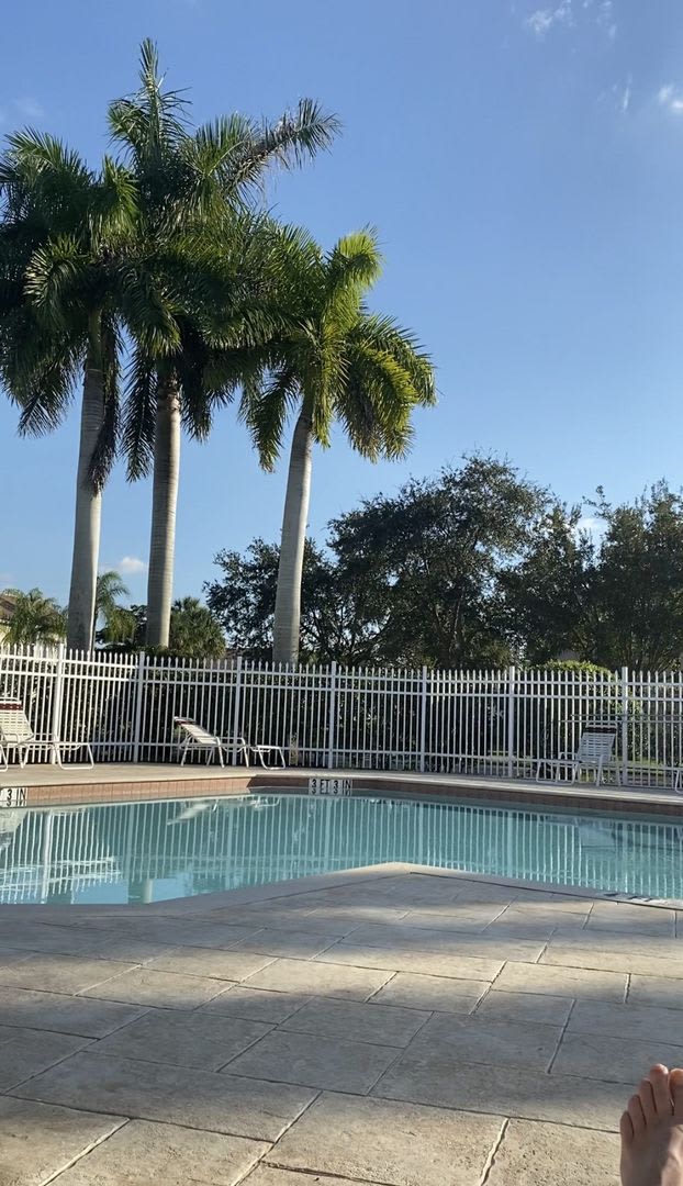 3 2 5 Townhouse Available For Season Beautifully Updated Unit Stratford Place North Naples – photo 2