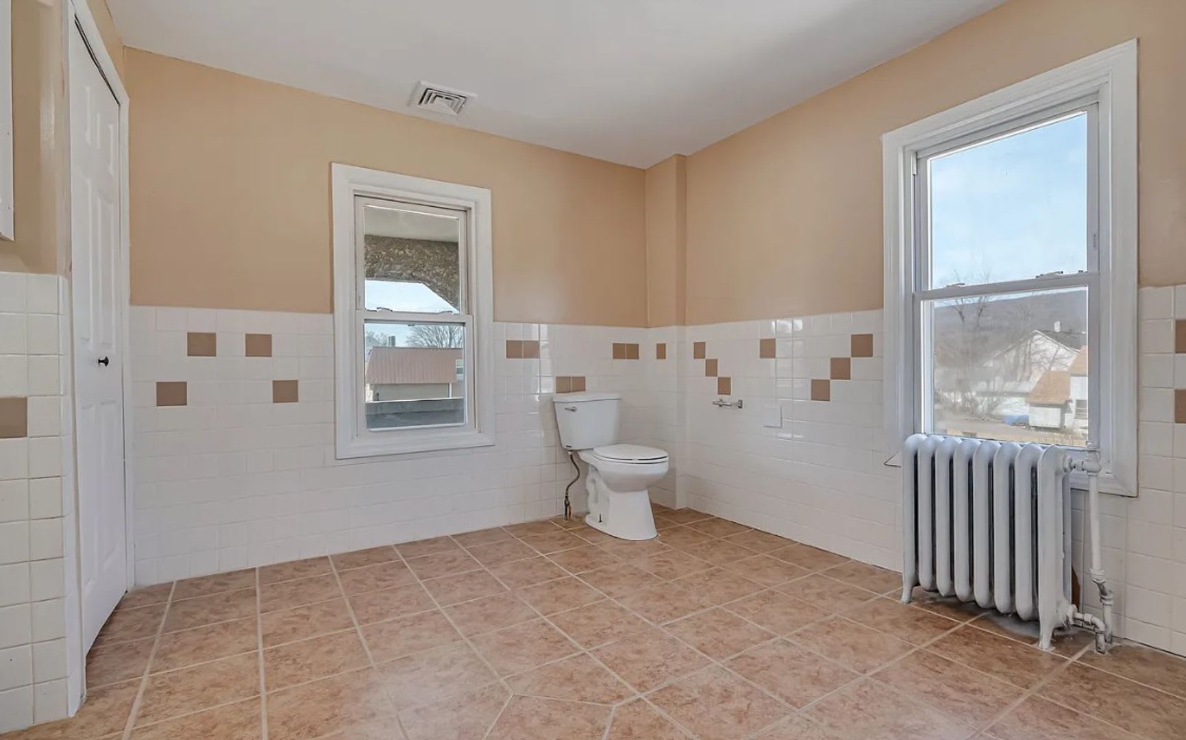 Newly renovated 6-bedroom, 2-bath single-family home – photo 2