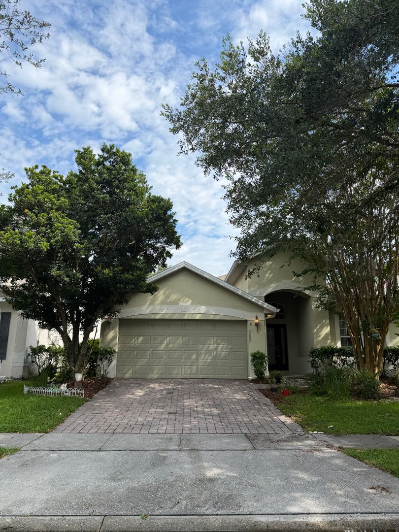 4 beds 2 baths single family house – photo 2
