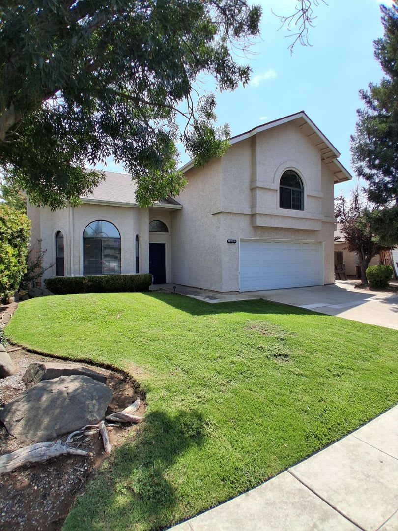 2-Storey Home Featuring 4 bedrooms and 2.5 bathrooms in Clovis, CA! – photo 1