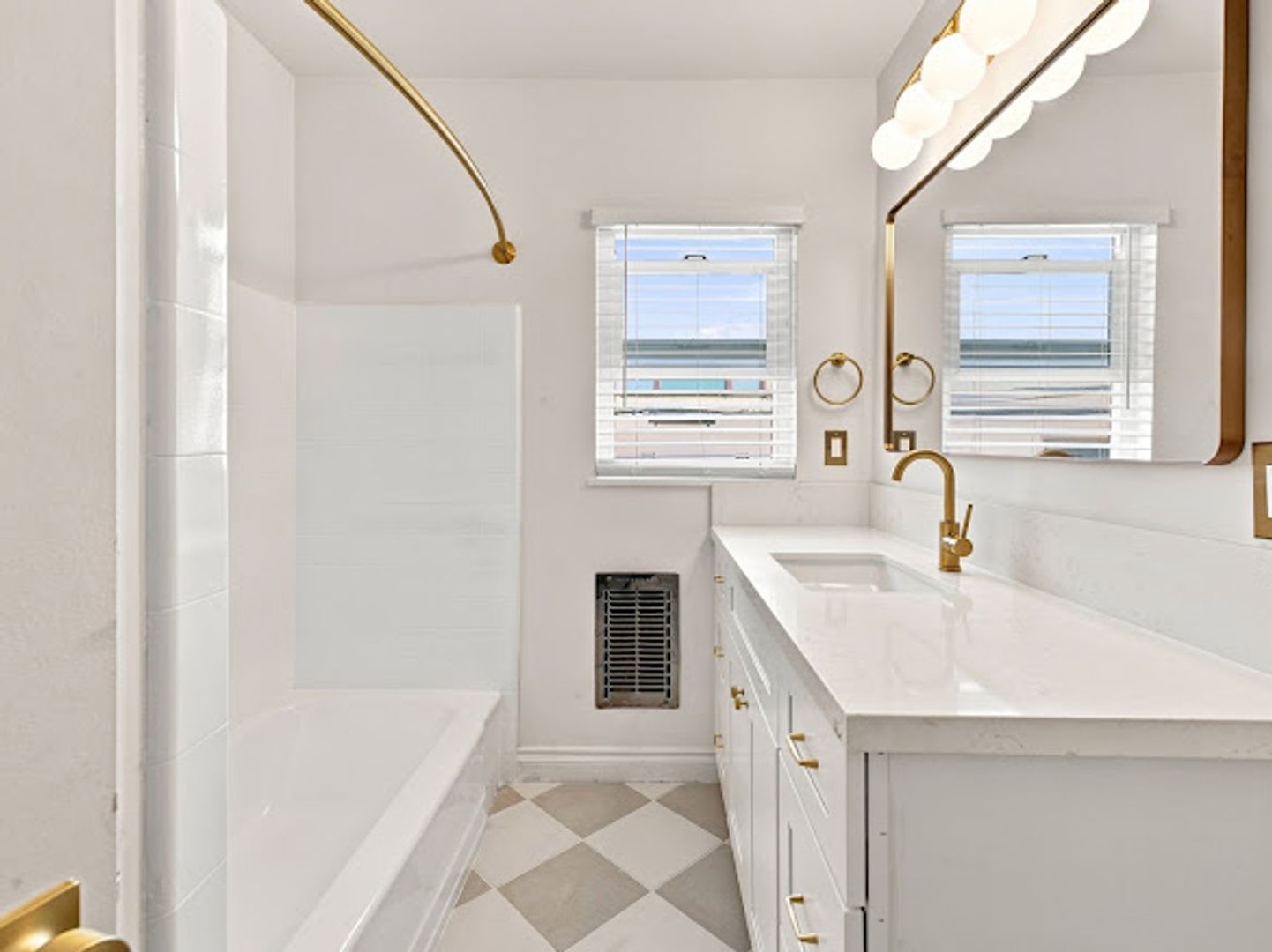 Newly Remodeled 1-Bedroom Upper Unit in Alamitos Beach – photo 5