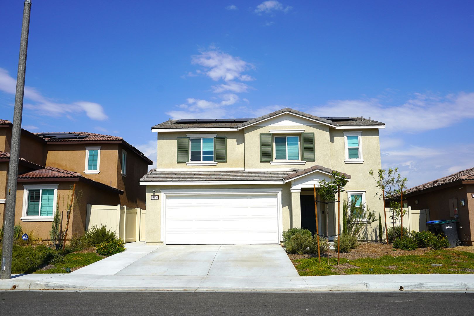Beautiful 2024 Built DR Horton Home with Loft, Solar & Modern Upgrades – photo 2