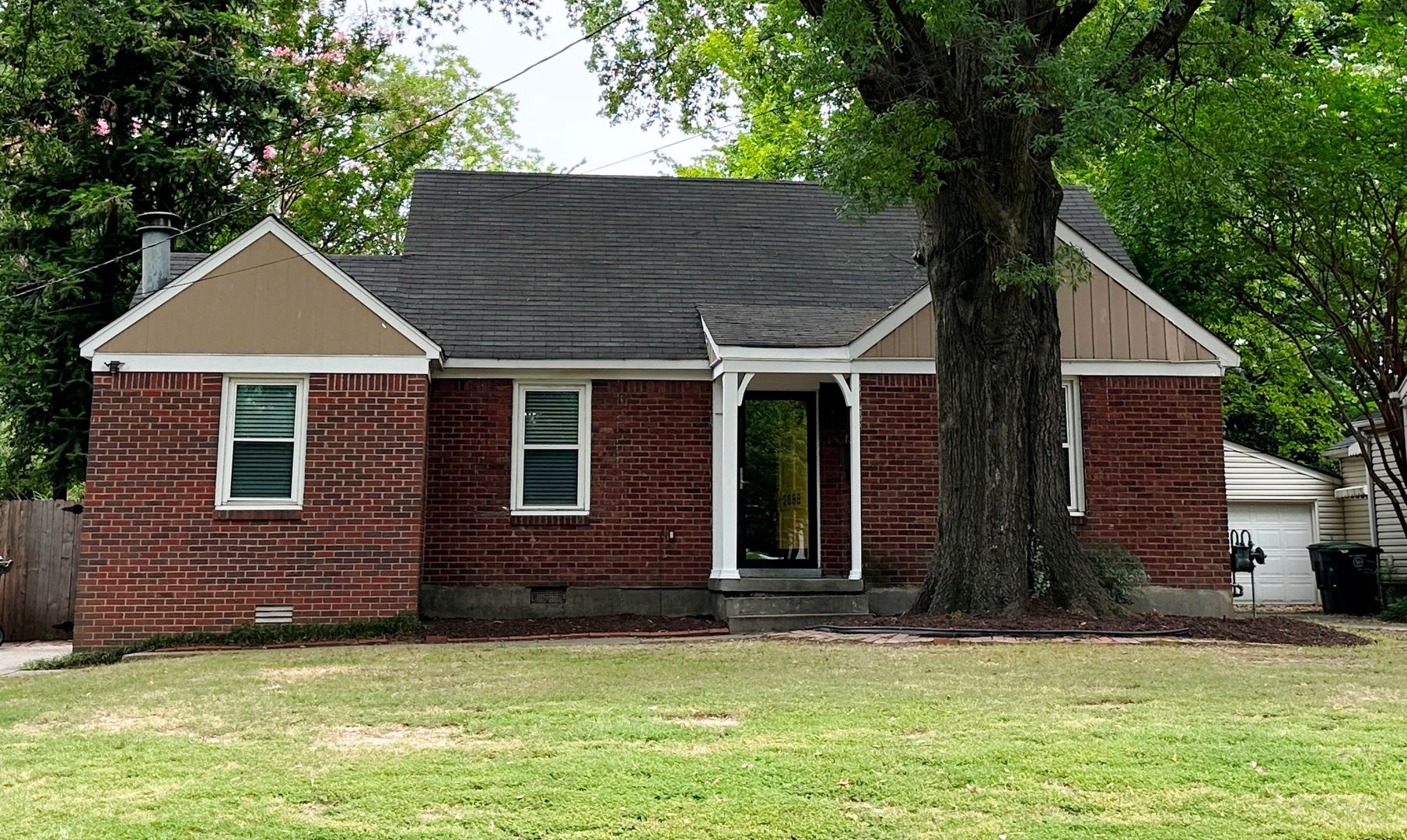 Near Chickasaw Gardens! Split bedroom floor plan! Huge fenced in back yard! – photo 2