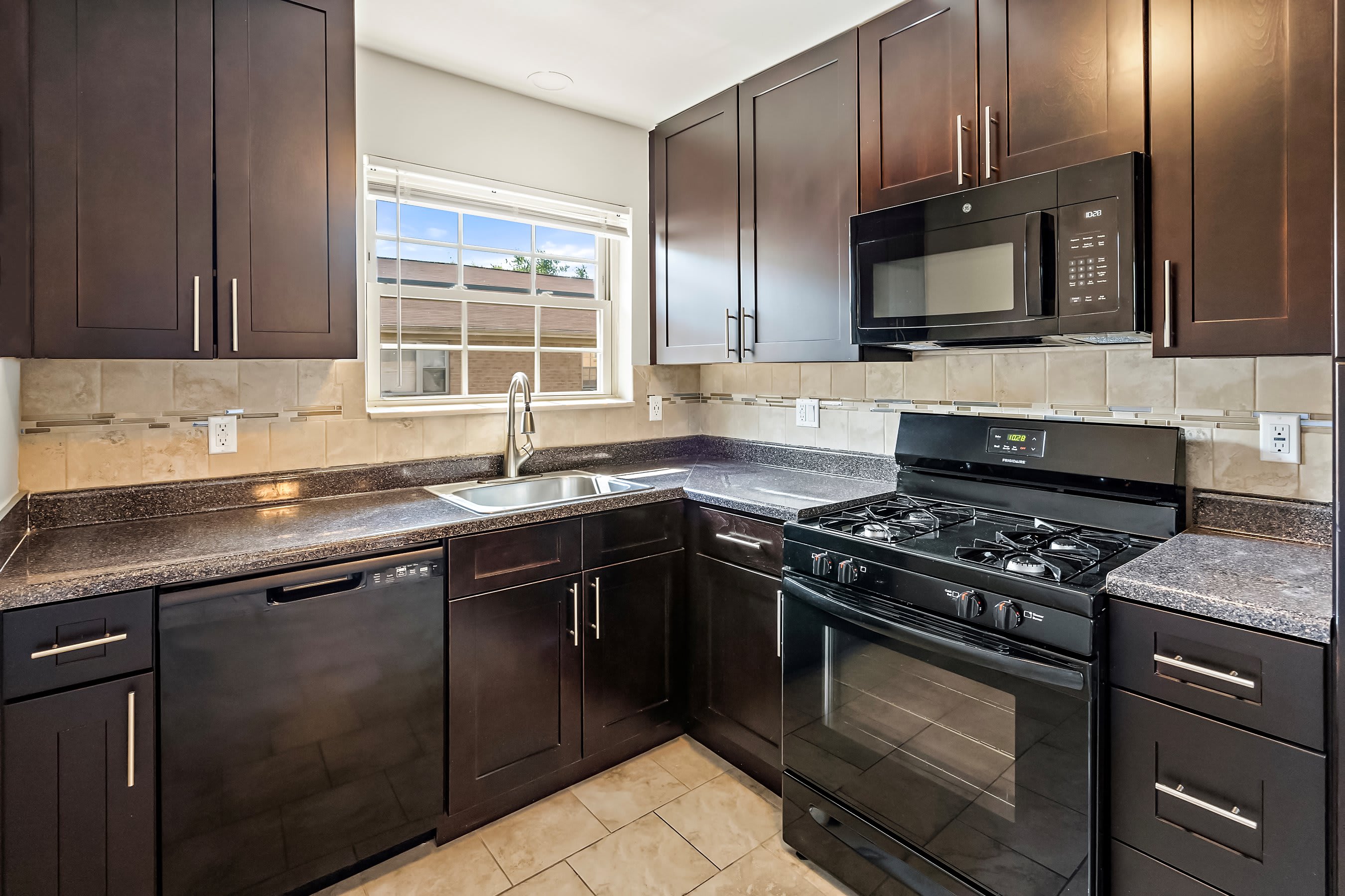 Crossroads Gardens Apartments – photo 2
