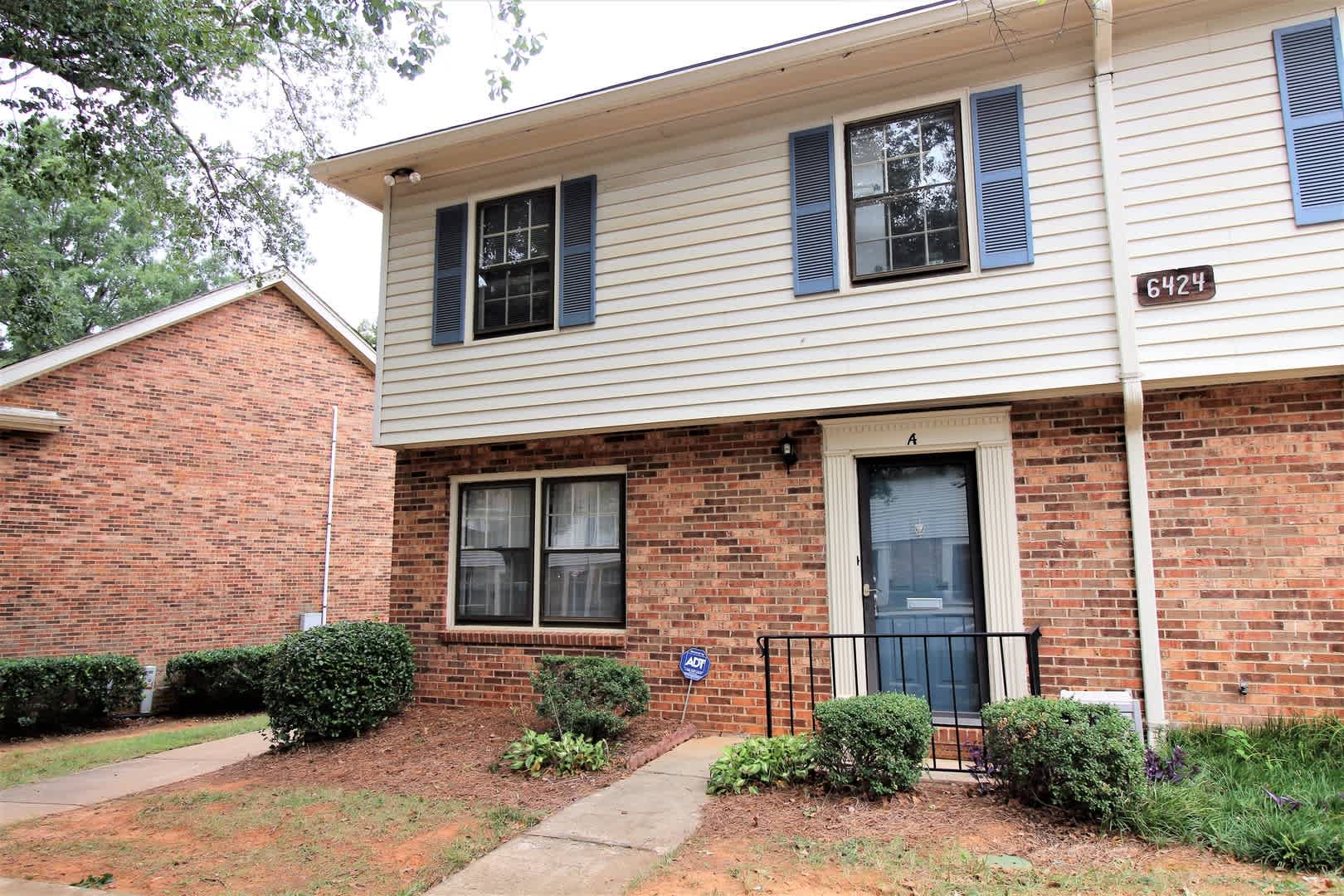 3 Bedroom Townhome by the Light Rail! – photo 1