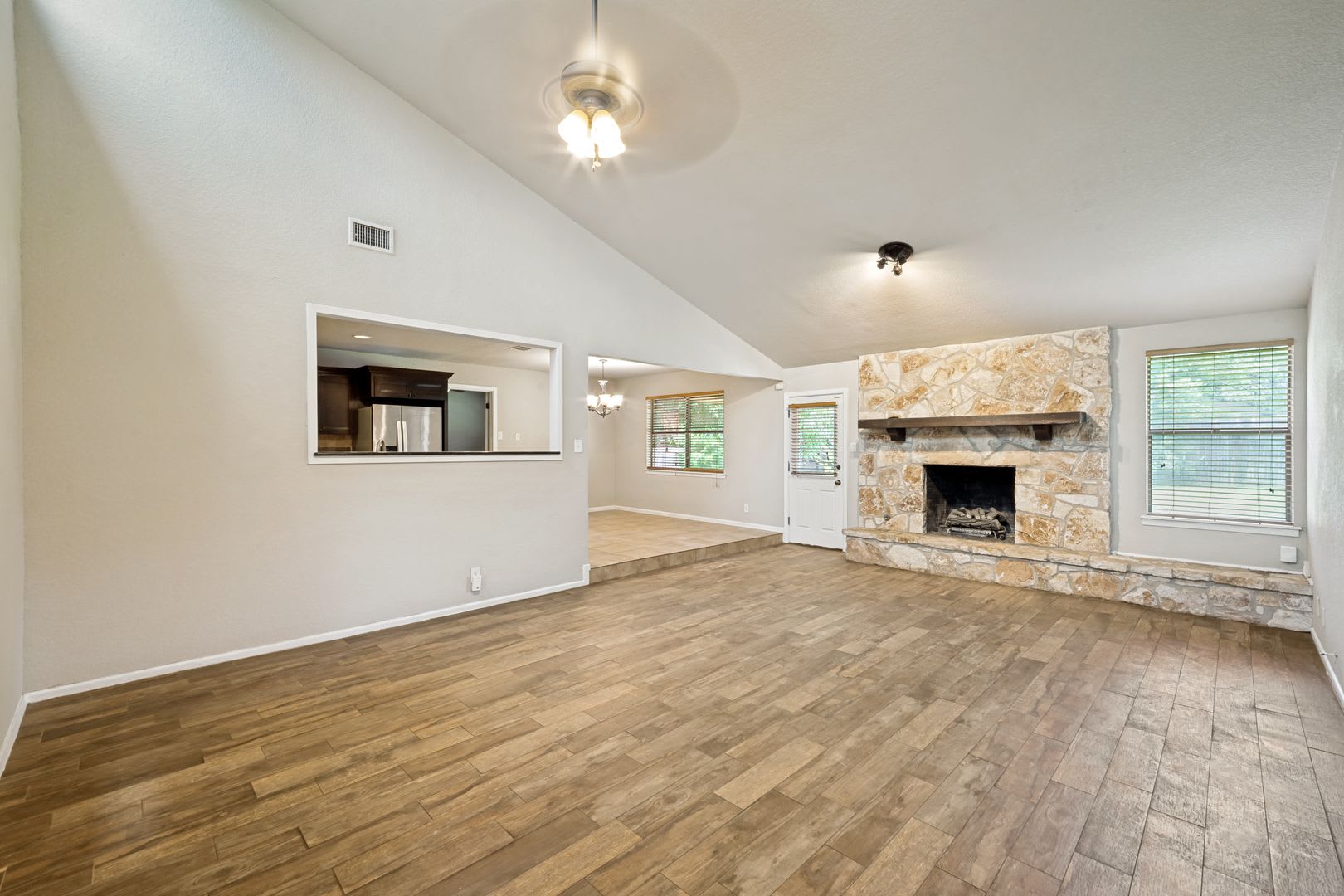 BEAUTIFUL 3-BEDROOM, SINGLE STORY HOME IN HIDDEN FOREST – photo 5