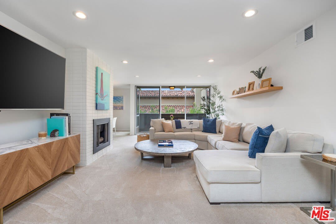 809 S Bundy Dr – photo 2