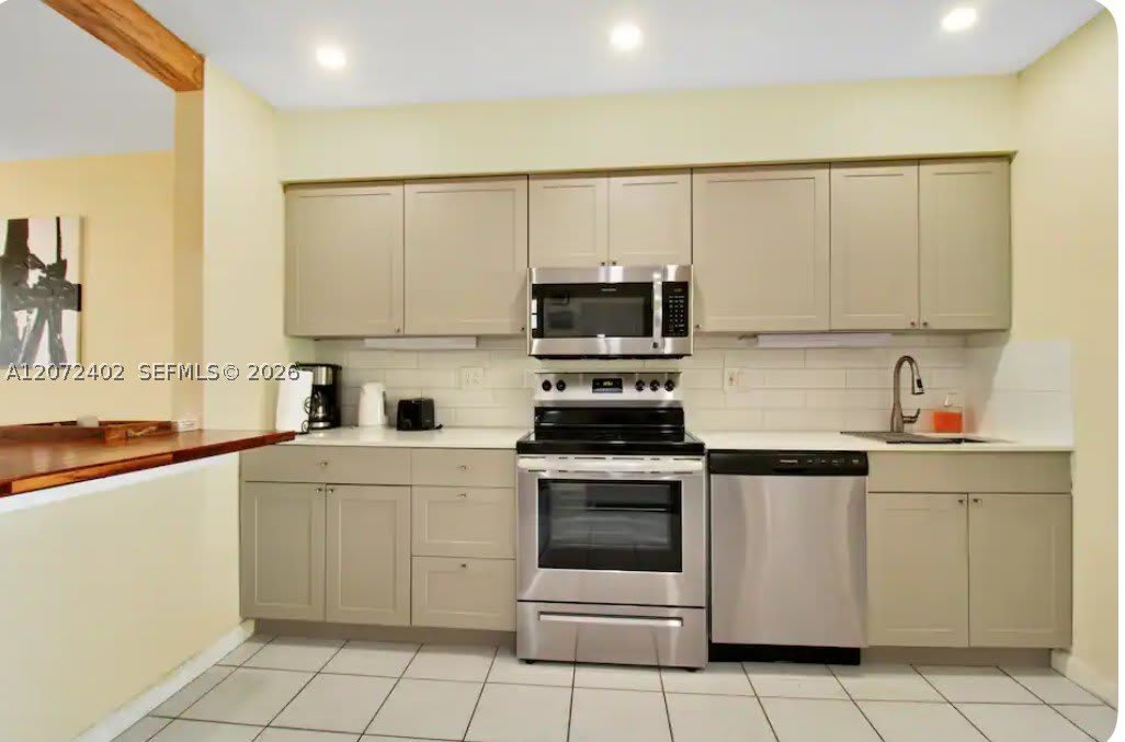 1031 SW 3rd St – photo 3