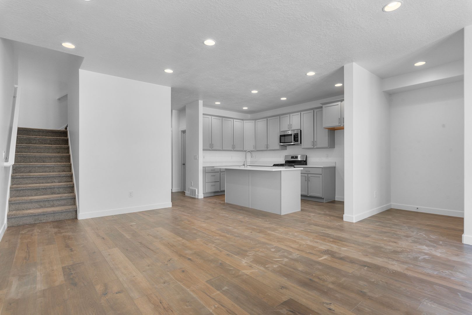 1 MONTH FREE RENT- 3 Bed 2.5 Bath South Jordan Townhome Available Now! – photo 4