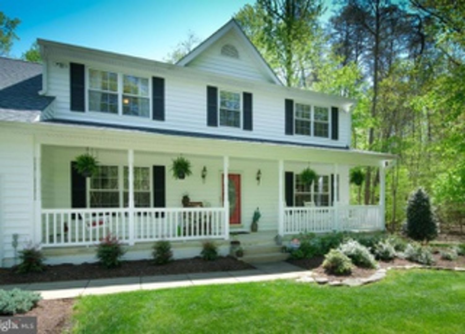 6 BEDROOM -MAGNIFICENT 10 ACRES OF PRIVACY – photo 2