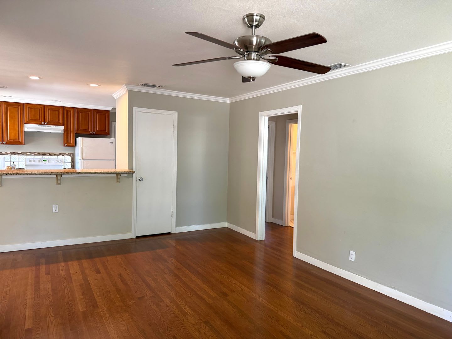 Charming 2BR/1BA East Sacramento Duplex with Private Garage – photo 4