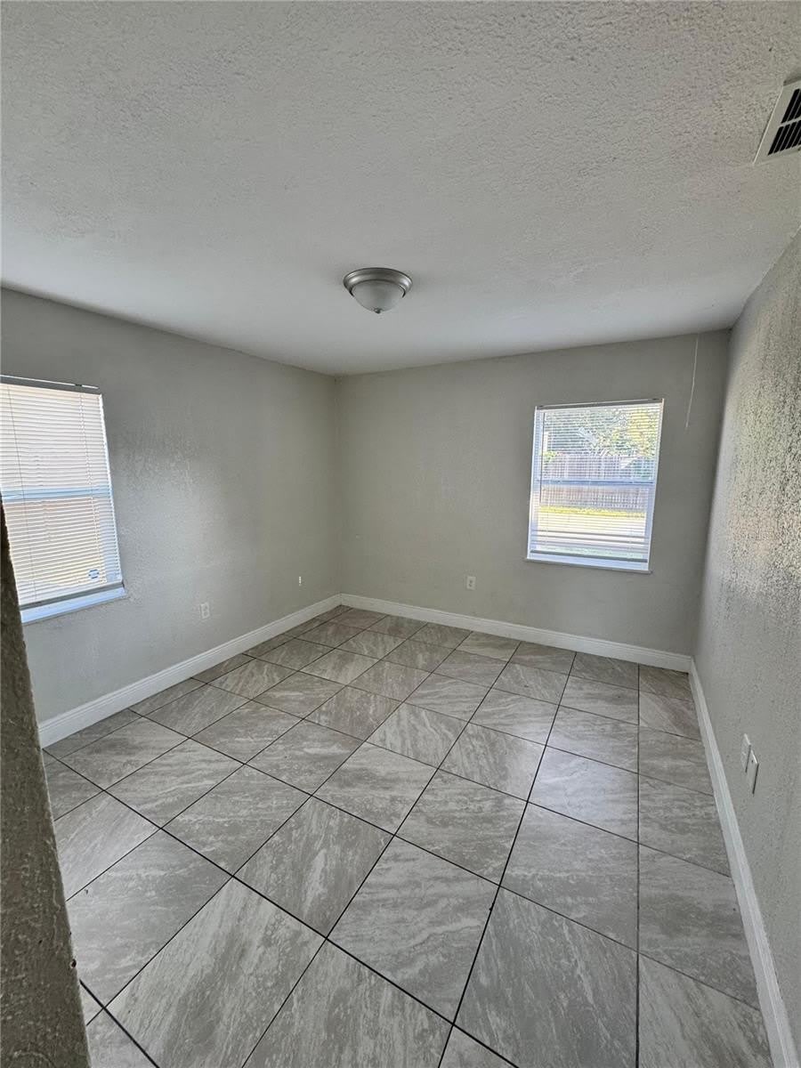 1112 MARTIN Street – photo 4