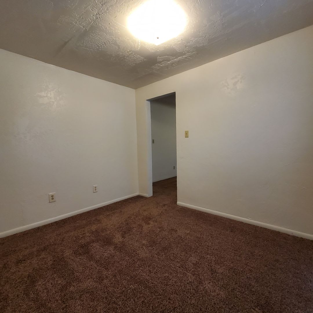 Cozy 2 Bed, 1 Bath Home close to Burkhart park!! – photo 5