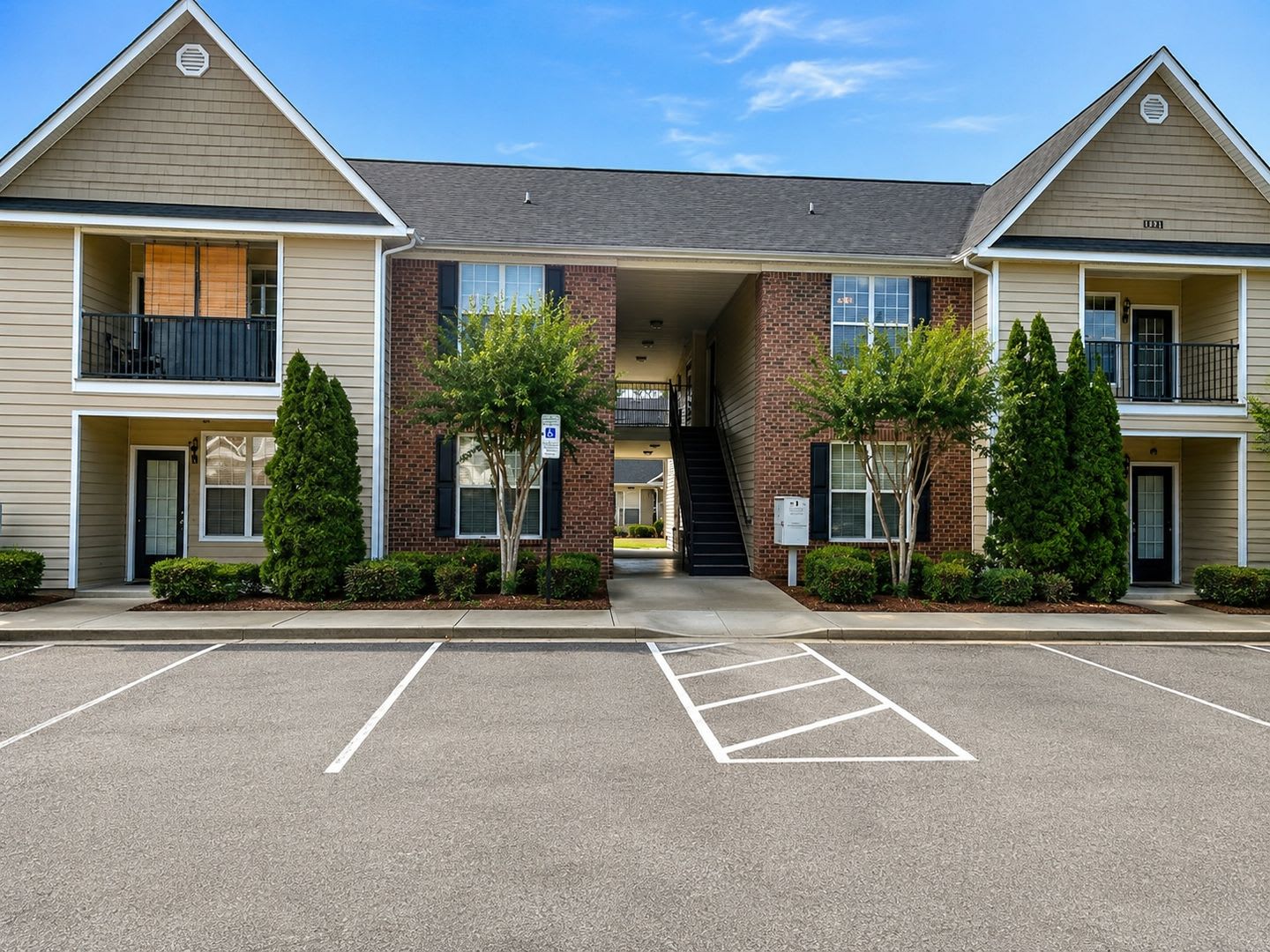 Beautiful 2 Possible 3 Bedroom Condo With One Car Garage Minutes To Bragg And Shopping – photo 1
