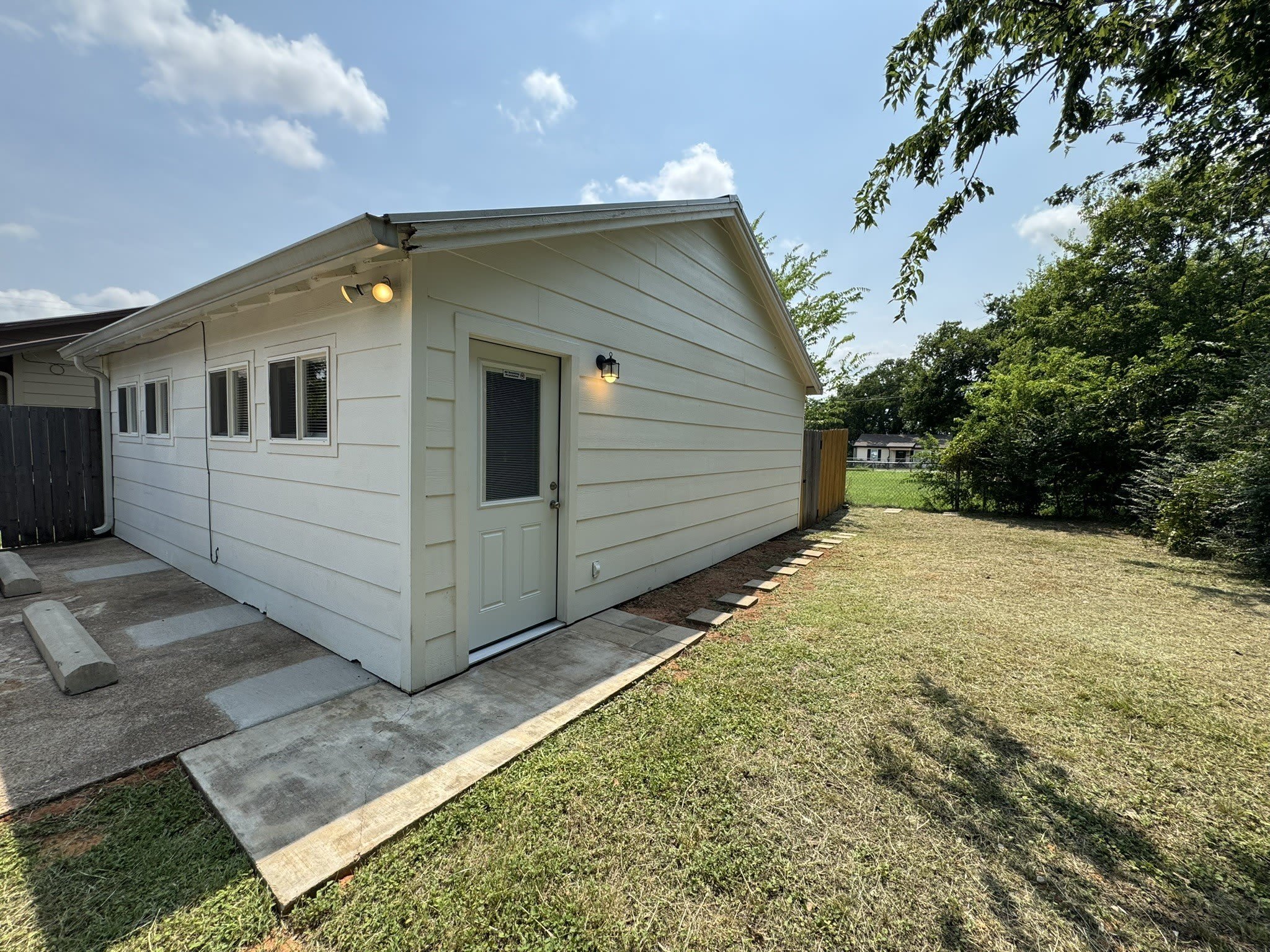 320 W 6th Street – photo 2