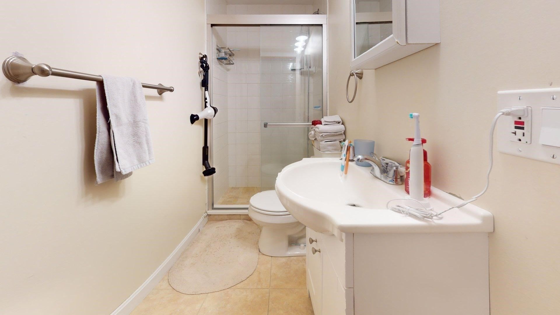 Stunning 3 bed,2 Full Bath In Unit Laundry! – photo 3