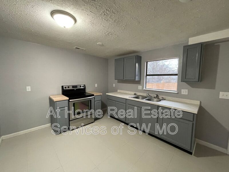 2826 W Olive St – photo 4