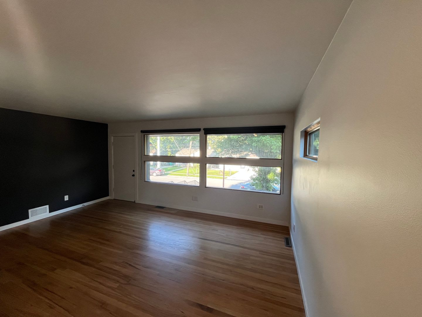 Newly Renovated 2 Bed 1 Bath – photo 3