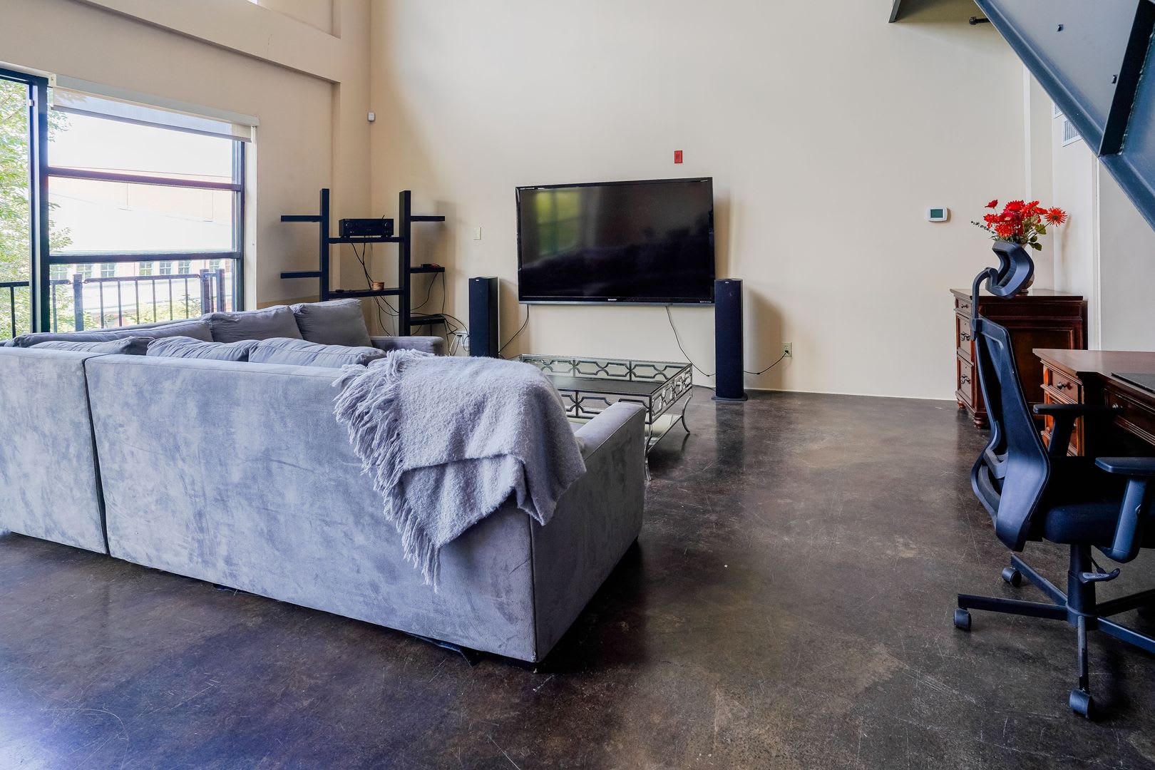 Fully Furnished Mid-Term 2-Level Condo – photo 5