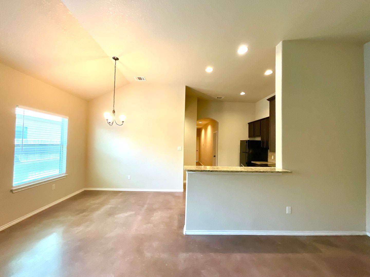 *MOVE IN SPECIAL* High Ceilings, Fenced Yard & 2-Car Garage – New Braunfels Living! – photo 4
