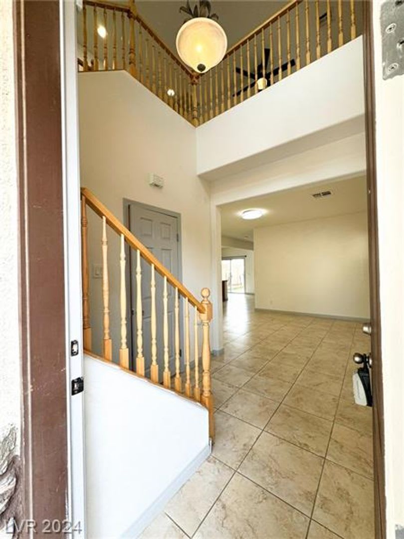 9’ Vaulted Ceiling Home in Culd-De-Sac location of Southern Highland – photo 3