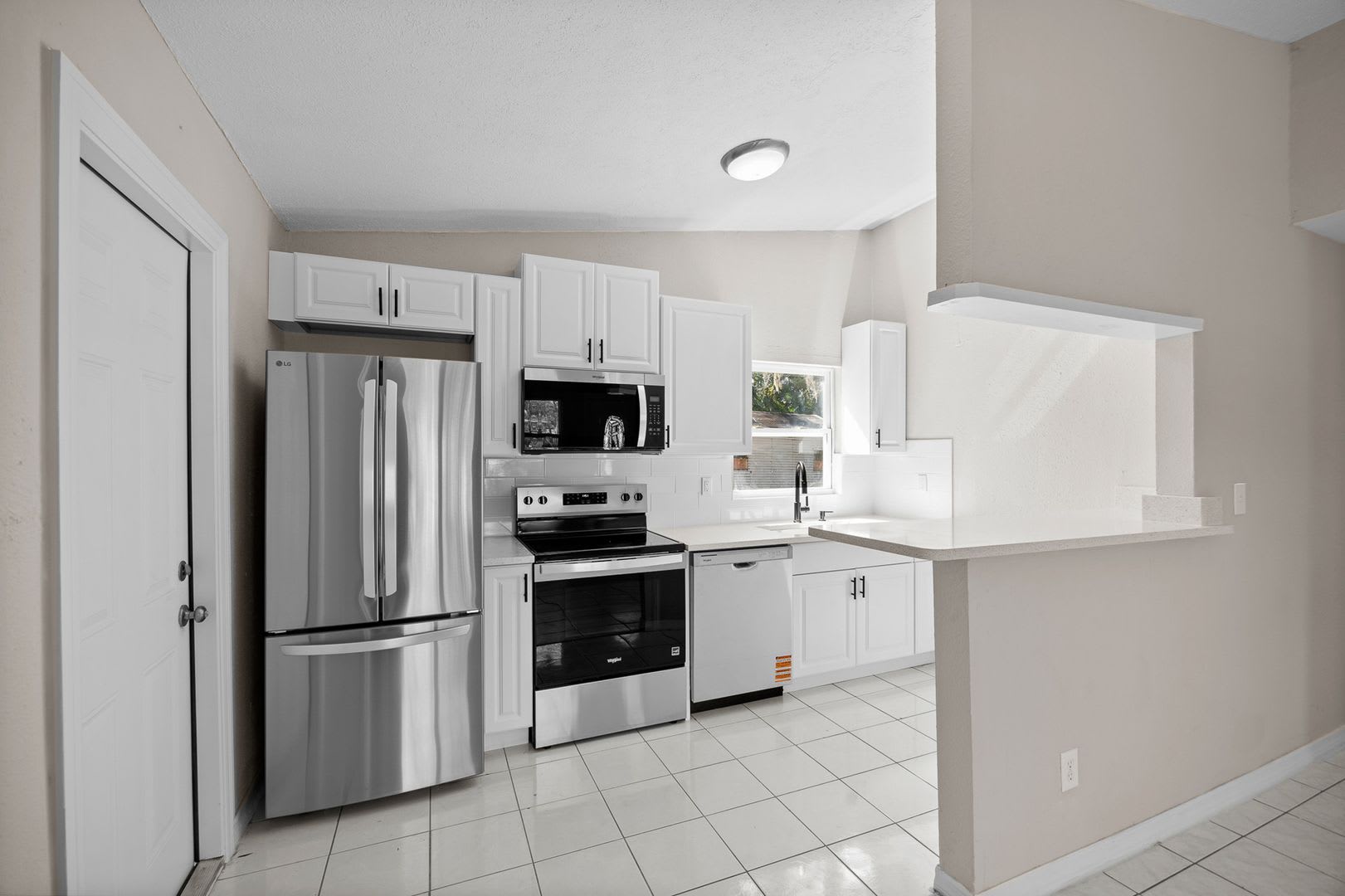 Modern Touches Classic Charm Your Bradenton Home Awaits – photo 3