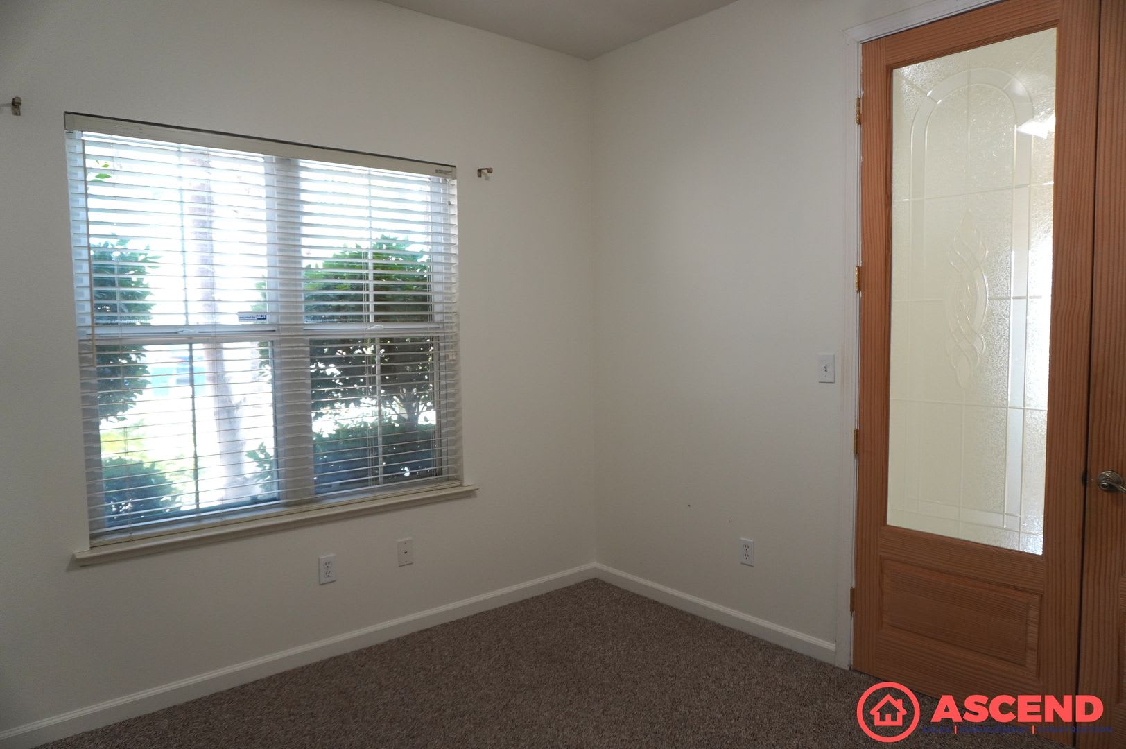 Move-In Special! Deposit Moves You In! Beautiful 5-Bedroom Home with Fireplace & Garage in Delano – photo 5