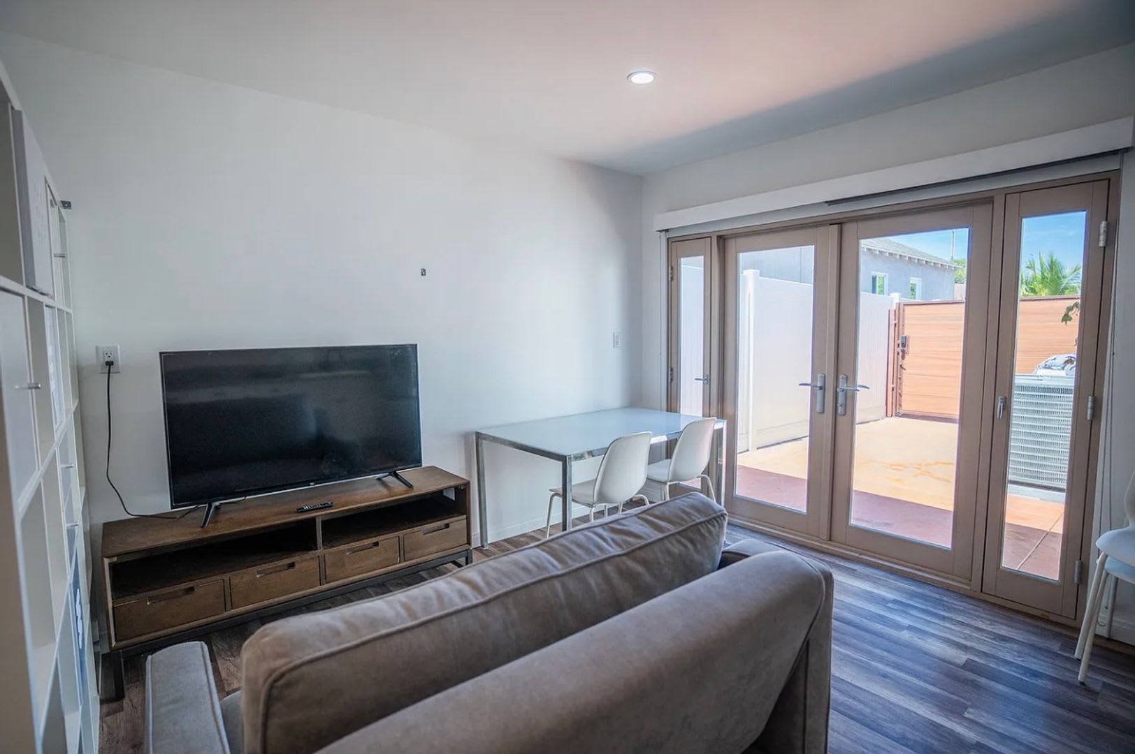 **2021 Euclid Ave #1-A Long Beach** Downstairs Studio 1 bath!! 2 weeks free OAC!!! – photo 2