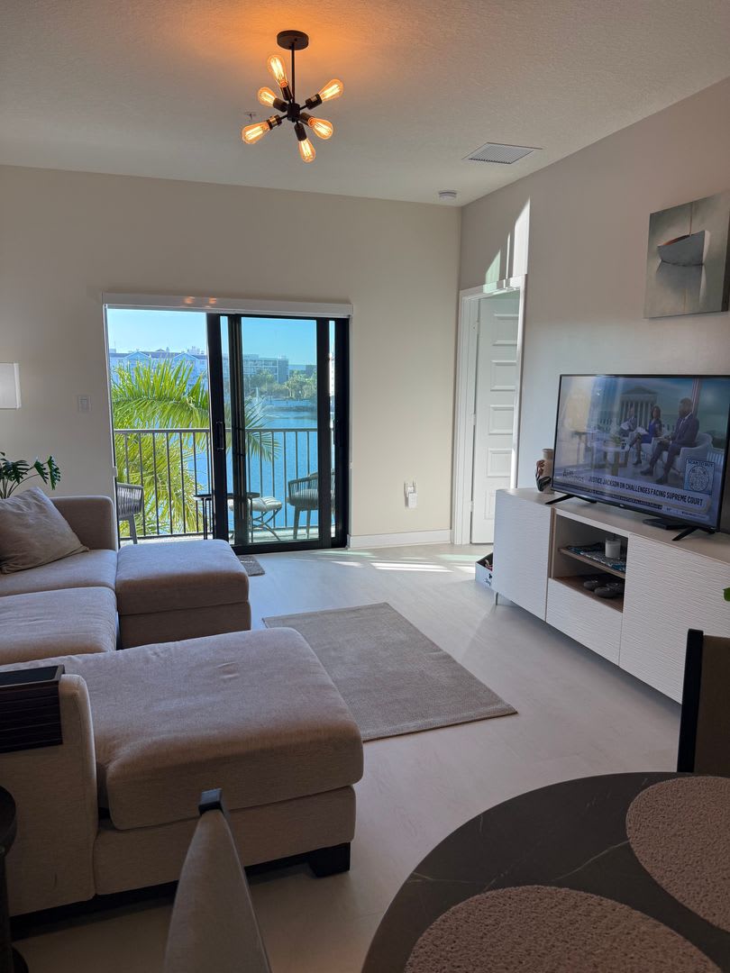 Premium Lake-View URBANA Residence Steps from Downtown Doral – photo 2