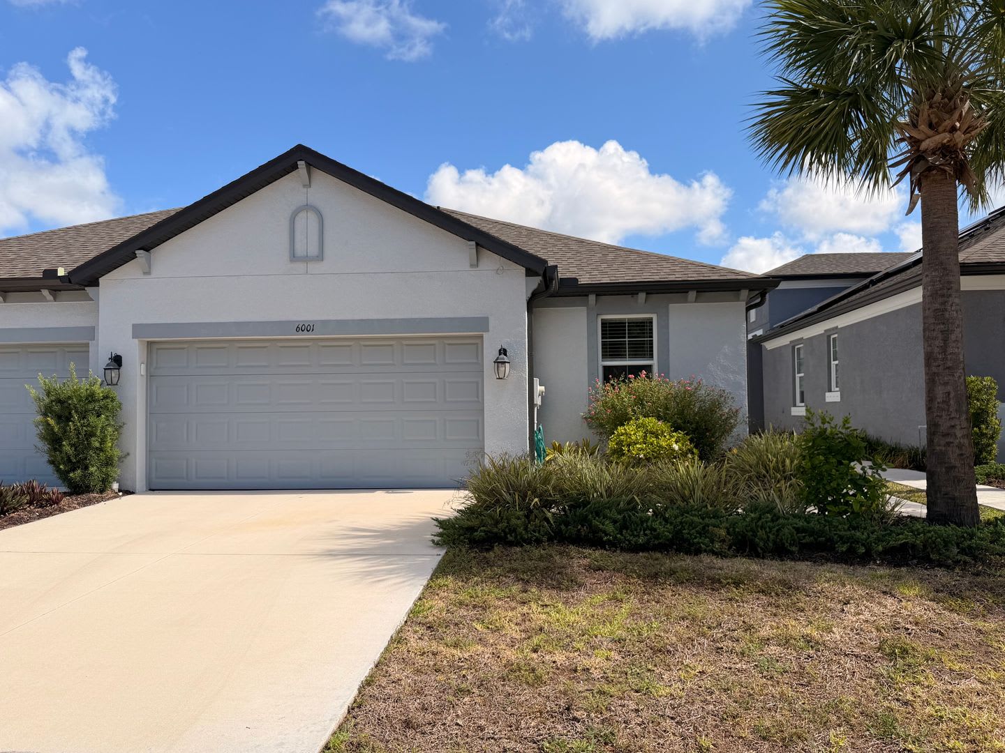 Open And Bright 2 2 Plus A Den With 2 Car Garage – photo 1