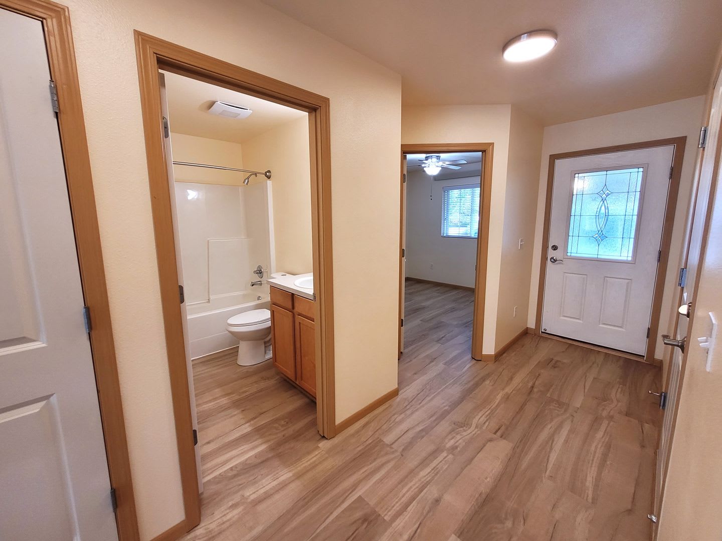 Beautifully Updated 2 Bed 2 Bath In Great Neighborhood Holland Ave – photo 3