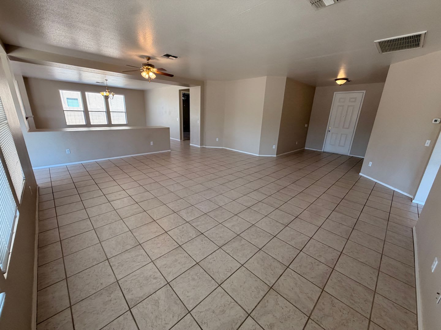 Spacious 3 Bedroom Single Story Peoria With A 3 Car Garage – photo 4