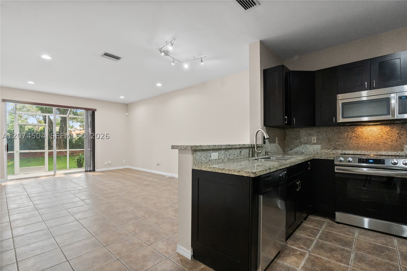2082 Madeira Dr – photo 3
