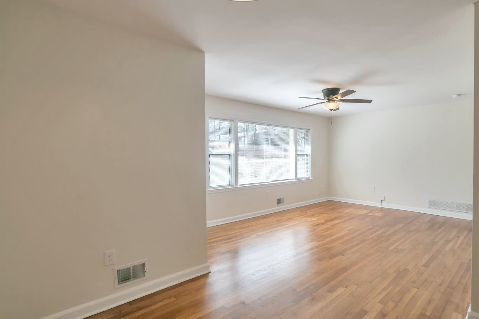 Room in 4 Bedroom Home at Santa Monica Dr – photo 5
