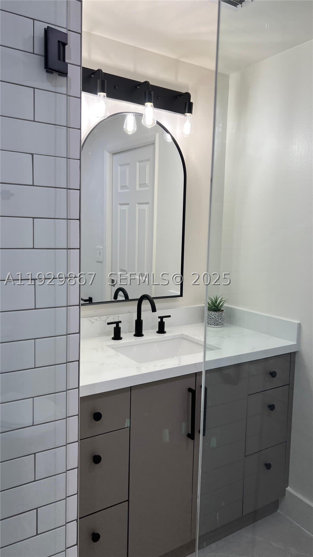 8000 N Nob Hill Rd – photo 3