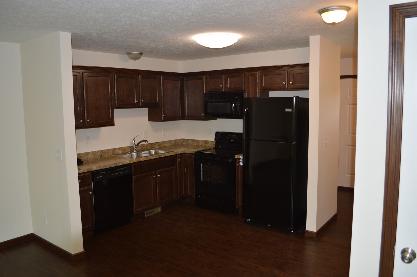 585 Birch Hill Drive 27 – photo 2