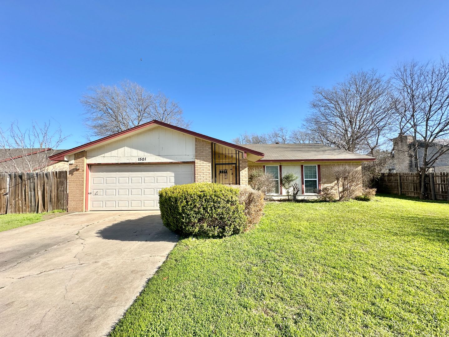 1501 Farhills Dr – photo 1
