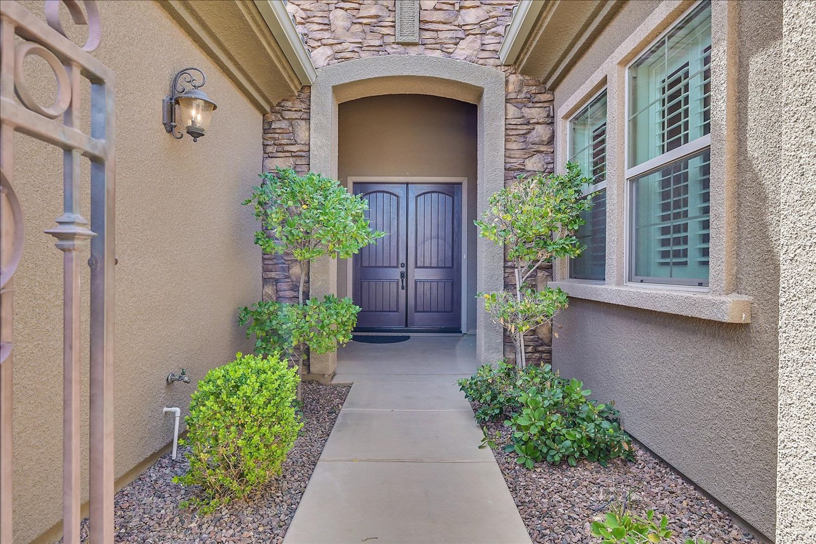 Stunning 1-story home in the prestigious Club at Madeira Canyon guard gated community! – photo 2